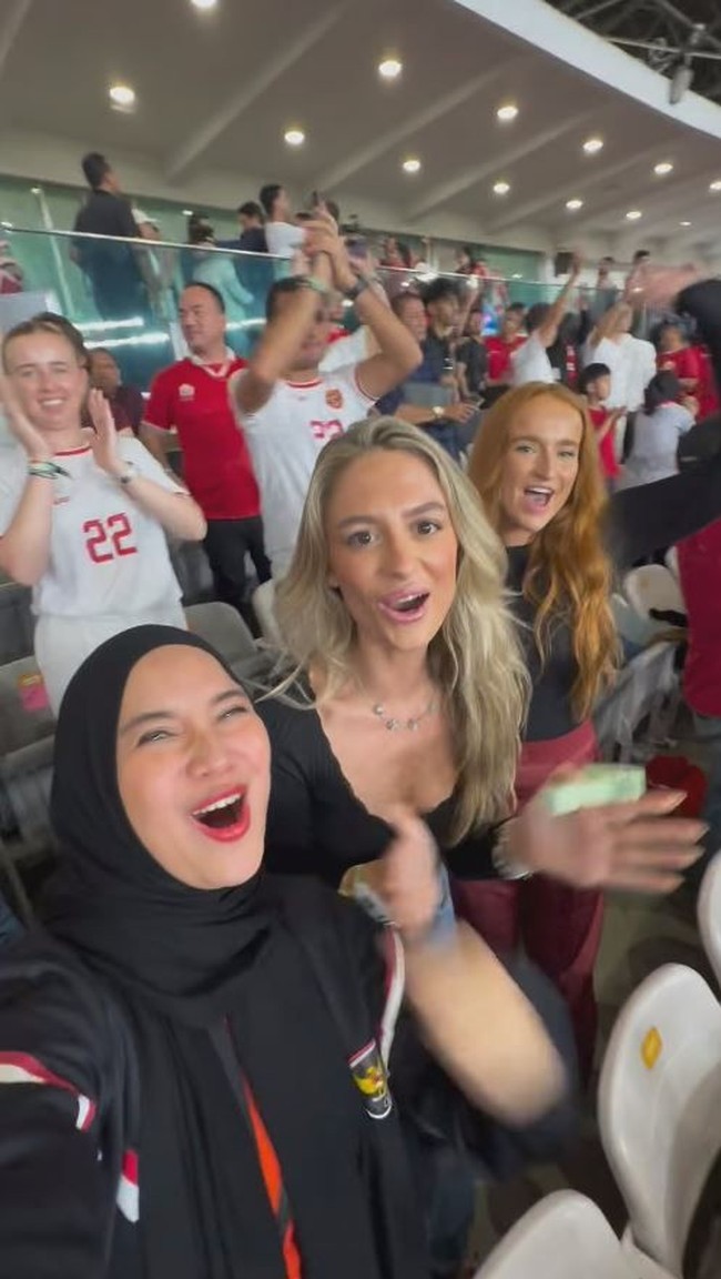 Di sebelah Pien Boonen juga duduk kekasih Nathan Tjoe-A-On, Fefe Slinkert. Fefe juga terlihat mengenakan kaos lengan panjang berwarna hitam. Ia tampak duduk di tengah-tengan Pien Boonen dan Chacha Frederica. Foto: Instagram