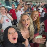 Di sebelah Pien Boonen juga duduk kekasih Nathan Tjoe-A-On, Fefe Slinkert. Fefe juga terlihat mengenakan kaos lengan panjang berwarna hitam. Ia tampak duduk di tengah-tengan Pien Boonen dan Chacha Frederica. Foto: Instagram