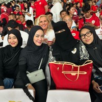 Istri Egy Maulana, Adiba Khansa juga turut hadir. Adiba tampil dengan busana syari lengkap dengan hijab dan cadar berwarna hitam. Melengkapi penampilannya, putri Umi Pipik itu juga membawa totebag berwarna merah keluaran Louis Vuitton. Foto: Instagram