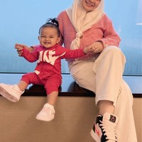 Istri Witan Sulaiman, Rismahani tak ketinggalan turut hadir menonton langsung pertandingan Timnas Indonesia melawan Arab Saudi. Tak hadir sendiri, Rismahani mengajak serta putri kecil mereka. Ibu dan anak itu tampil kompak dalam balutan busana berwarna merah muda. Foto: Instagram
