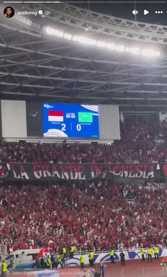 Ace Konig, istri Sandy Walsh juga tampak mengunggah momen saat dirinya menyaksikan langsung pertandingan di GBK. Sayangnya Ace hanya memperlihatkan suasana di stadion GBK tanpa memamerkan penampilannya. Foto: Instagram