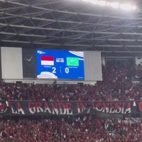 Ace Konig, istri Sandy Walsh juga tampak mengunggah momen saat dirinya menyaksikan langsung pertandingan di GBK. Sayangnya Ace hanya memperlihatkan suasana di stadion GBK tanpa memamerkan penampilannya. Foto: Instagram