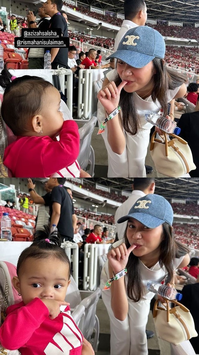 Dukung suaminya, Pratama Arhan bertanding bersama Timnas Indonesia, Azizah Salsha turut hadir di stadion GBK. Wanita yang akrab disapa Zize itu memilih tampil simpel mengenakan blouse tanpa lengan dan celana panjang serba putih. Penampilannya itu kemudian dilengkapi dengan topi biru jeans berlambang logo Celine. Foto: Instagram