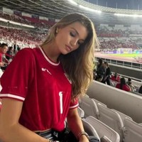 Kekasih kiper Timnas Indonesia Maarten Paes, Luna Bijl, terlihat ikut menonton langsung pertandingan sepak bola Timnas Indonesia melawan Arab Saudi di GBK. Tampil cantik, Luna terlihat mengenakan jersey Timnas Indonesia berwarna merah dipadukan dengan celana panjang jeans. Foto: Instagram