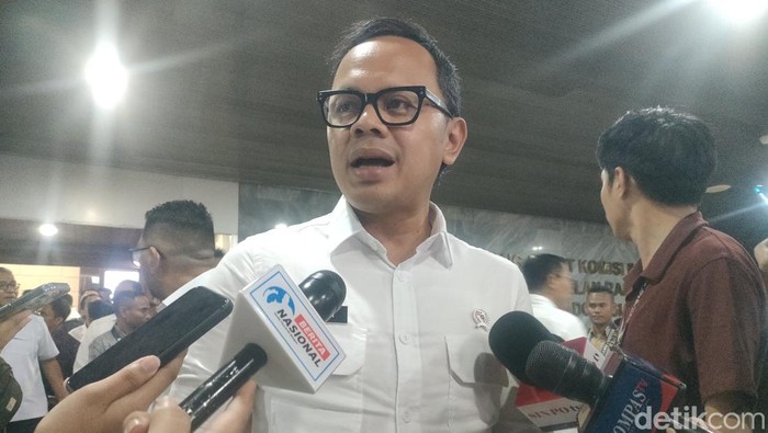 Wamendagri Bima Arya Sugiarto di Kompleks Parlemen, Senayan, Rabu (20/11/2024). Foto: Dwi/detikcom