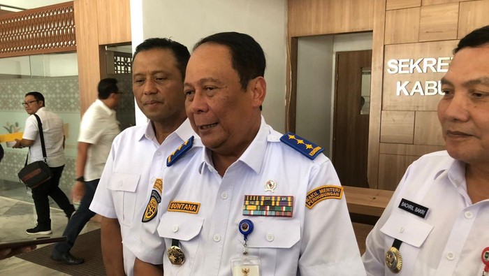Wamenhub Suntana bertemu Pemkab Bogor untuk membahas solusi kemacetan Puncak. Sejumlah ide tercetus dari pembuatan tol hingga jalur kereta. (Rizky AM/detikcom)