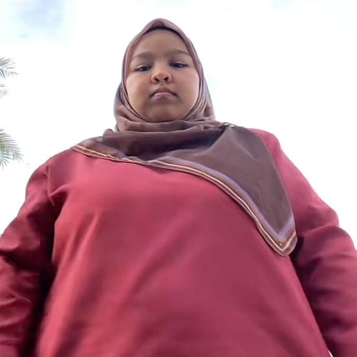 Wanita yang berasal dari Malaysia ini membagikan video transformasi berat badannya yang berhasil turun sekitar 90 kg. Postingan tersebut langsung viral di TikTok.