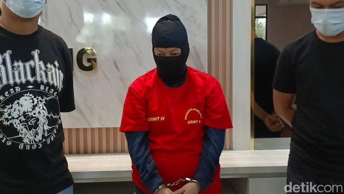 Wanita inisial L saat diamankan di Polresta barelang.(Alamudin Hamapu/detikSumut)