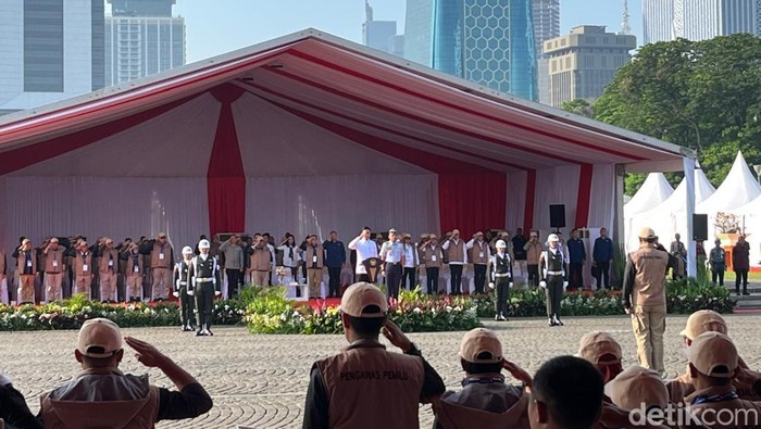 Wapres Gibran Rakabuming dalam acara Apel siaga pengawasan tahapan masa tenang, pemungutan dan penghitungan suara pemilihan tahun 2024, di Lapangan Monas.