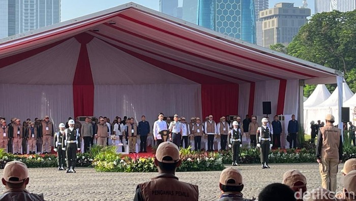Wapres Gibran Rakabuming dalam acara Apel siaga pengawasan tahapan masa tenang, pemungutan dan penghitungan suara pemilihan tahun 2024, di Lapangan Monas.