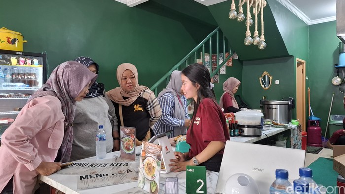 Warungna Tehtata Warungna Tehtata: Nasi Liwet Ngeunah hingga Siomay Ikan buatan Tata Janeta