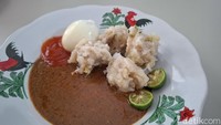Siomaynya memiliki rasa ikan yang lembut dengan tekstur yang tak terlalu kenyal dan tak lembek. Ketika dicocol dengan bumbu kacang, rasanya sederhana terasa seperti siomay segar buatan rumahan. Foto: detikcom/Diah Afrilian