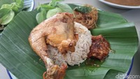 Tetapi menu andalan yang paling khas di sini adalah Nasi Liwet dengan ayam goreng. Seporsi nasi liwetnya dilengkapi dengan nasi liwet, sepotong ayam goreng, sambal, lalapan, dan bihun goreng. Foto: detikcom/Diah Afrilian