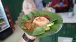 Ngeunah! Nasi Liwet Ayam Goreng dan Ikan Peda buatan Tata Janeta