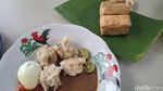 Ngeunah! Nasi Liwet Ayam Goreng dan Ikan Peda buatan Tata Janeta