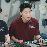 Anggaran produksi drama Korea When The Stars Gossip dikabarkan mencapai 40 miliar won atau sekitar 456 miliar won untuk membuat set luar angkasa serealistis mungkin. Foto: dok. tvN