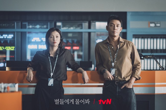 Drama Korea Ask the Stars menampilkan kisah cinta seorang astronot yang jatuh cinta dengan turis di stasiun luar angkasa. Foto: dok. tvN