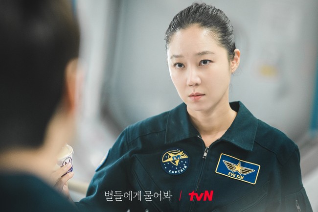 Gong Hyo Jin akan menjelma sebagai Eve Kim, seorang ilmuwan luar angkasa Korea-Amerika yang bertugas sebagai komandan. Foto: dok. tvN