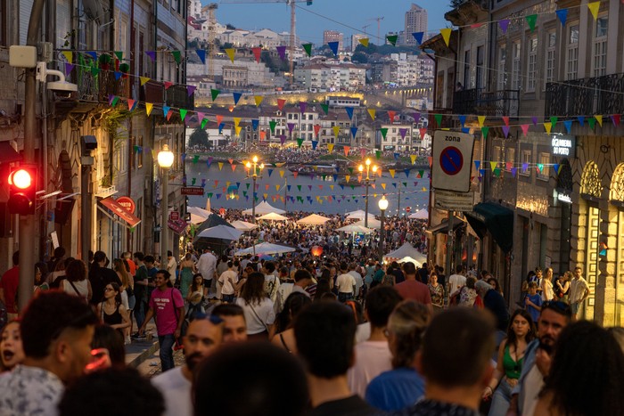 Wisatawan di jalanan Kota Porto, Portugal