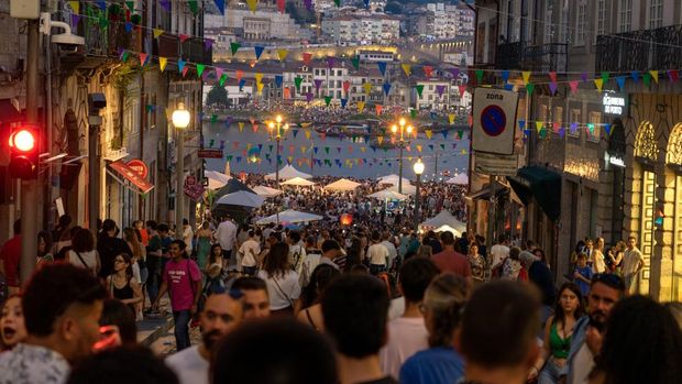 Wisatawan di jalanan Kota Porto, Portugal