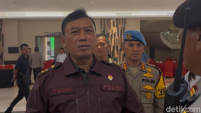 Kapolda Sulsel Irjen Yudhiawan Wibisono saat meninjau debat kandidat Pilkada Soppeng.