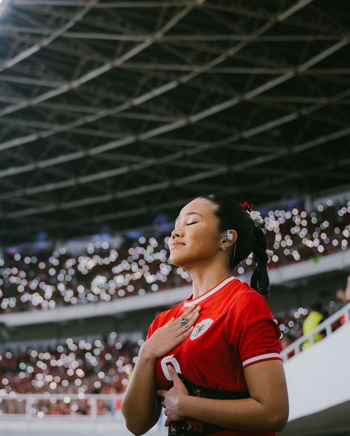 Yura Yunita bernyanyi di momen after match Indonesia vs Arab Saudi di GBK.