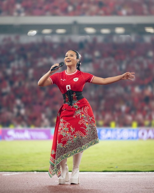 Yura Yunita bernyanyi di momen after match Indonesia vs Arab Saudi di GBK.