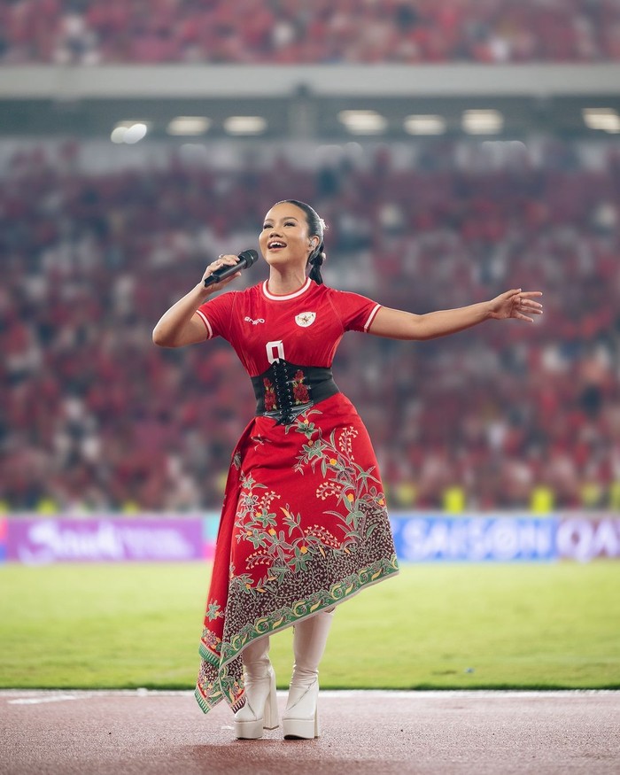 Yura Yunita bernyanyi di momen after match Indonesia vs Arab Saudi di GBK.