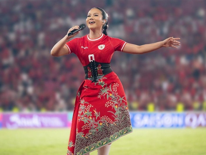 Yura Yunita bernyanyi di momen after match Indonesia vs Arab Saudi di GBK.