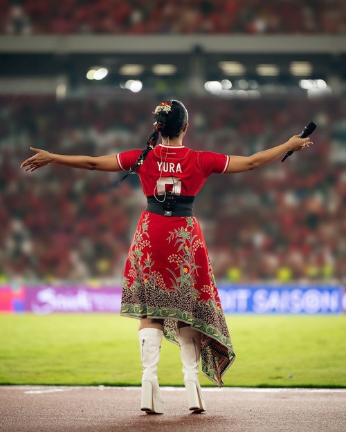 Yura Yunita bernyanyi di momen after match Indonesia vs Arab Saudi di GBK.