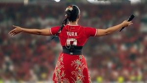 Yura Yunita mengaku karena sang suami dirinya jadi lebih sering menyaksikan pertandingan sepak bola, salah satunya adalah Timnas Indonesia. Foto: Instagram Yura Yunita