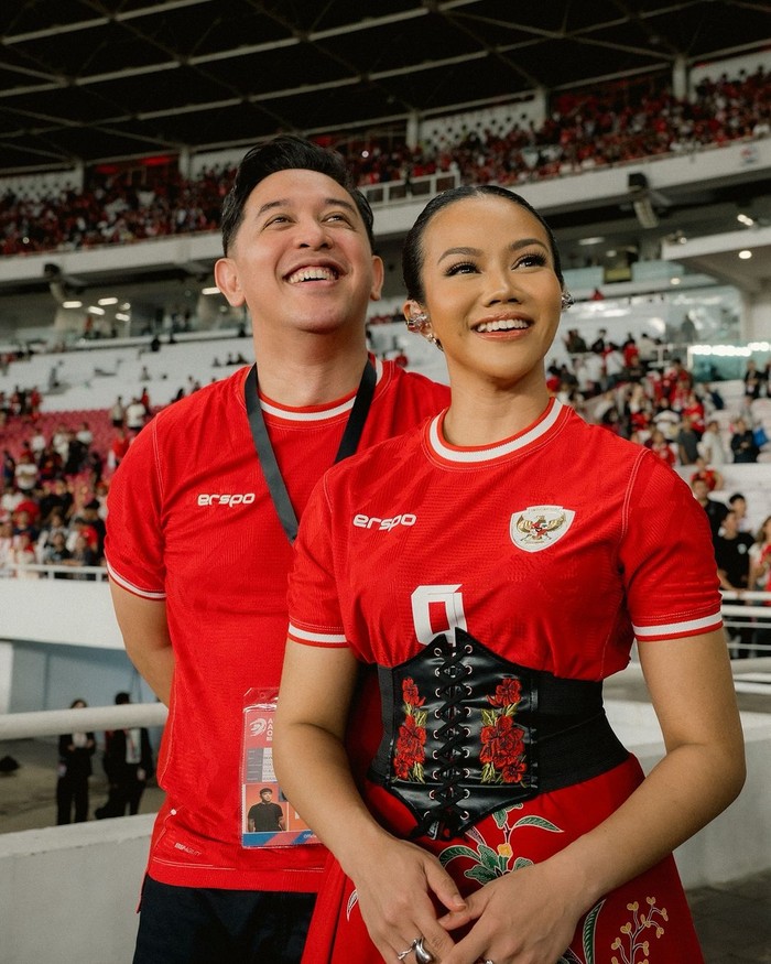 Yura Yunita bernyanyi di momen after match Indonesia vs Arab Saudi di GBK.