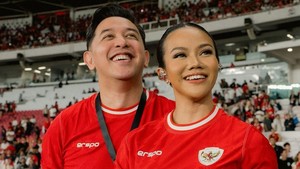 Yura Yunita ditemani sang suami, Donne Maula, yang kebetulan adalah fans tim sepakbola Manchester United. Foto: Instagram Yura Yunita