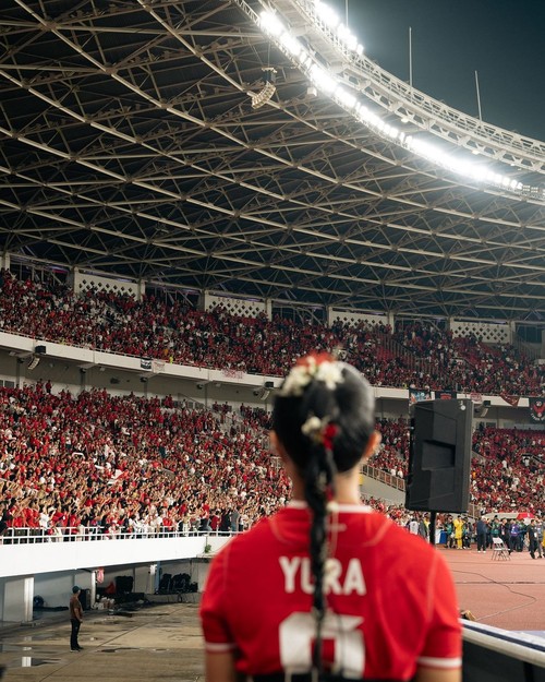 Yura Yunita bernyanyi di momen after match Indonesia vs Arab Saudi di GBK.