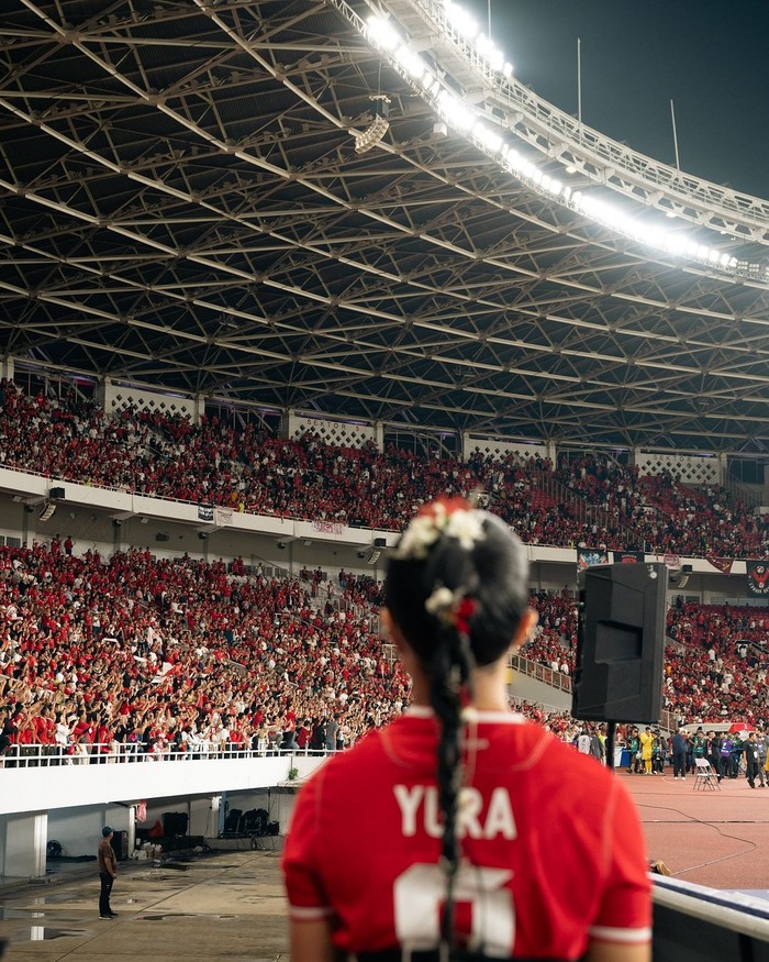 Yura Yunita bernyanyi di momen after match Indonesia vs Arab Saudi di GBK.