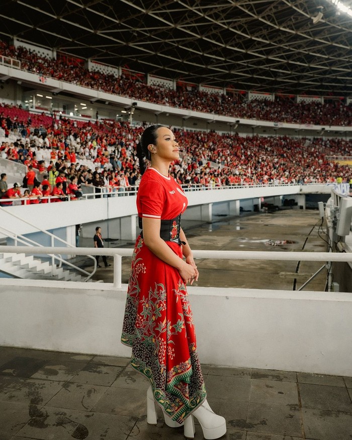 Yura Yunita bernyanyi di momen after match Indonesia vs Arab Saudi di GBK.