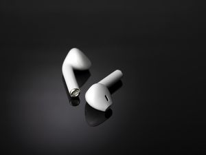Bukan soal Musik Favorit, Earpods Berdarah Beneran Bisa Terjadi karena Ini
