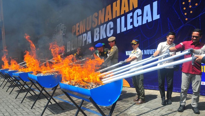 Petugas Bea Cukai, TNI dan Polri beserta pejabat terkait membakar rokok ilegal saat pemusnahan di Kantor Bea Cukai, Kudus, Jawa Tengah, Kamis (21/11/2024). Kantor Bea Cukai Kudus selama 1 Januari-20 November 2024 memusnahkan sebanyak 20,83 juta batang rokok ilegal hasil dari 150 penindakan dengan perkiraan nilai barang sebesar Rp28,70 miliar dengan potensi kerugian negara sebesar Rp19,96 miliar. ANTARA FOTO/Yusuf Nugroho/nym.