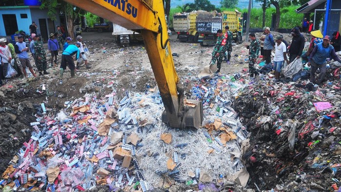 Petugas Bea Cukai, TNI dan Polri beserta pejabat terkait membakar rokok ilegal saat pemusnahan di Kantor Bea Cukai, Kudus, Jawa Tengah, Kamis (21/11/2024). Kantor Bea Cukai Kudus selama 1 Januari-20 November 2024 memusnahkan sebanyak 20,83 juta batang rokok ilegal hasil dari 150 penindakan dengan perkiraan nilai barang sebesar Rp28,70 miliar dengan potensi kerugian negara sebesar Rp19,96 miliar. ANTARA FOTO/Yusuf Nugroho/nym.