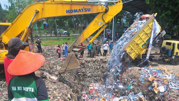 Petugas Bea Cukai, TNI dan Polri beserta pejabat terkait membakar rokok ilegal saat pemusnahan di Kantor Bea Cukai, Kudus, Jawa Tengah, Kamis (21/11/2024). Kantor Bea Cukai Kudus selama 1 Januari-20 November 2024 memusnahkan sebanyak 20,83 juta batang rokok ilegal hasil dari 150 penindakan dengan perkiraan nilai barang sebesar Rp28,70 miliar dengan potensi kerugian negara sebesar Rp19,96 miliar. ANTARA FOTO/Yusuf Nugroho/nym.