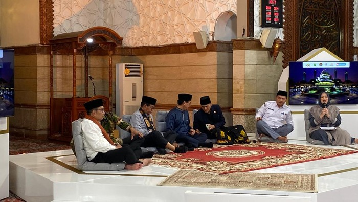 Polda Metro Jaya menggelar doa bersama dalam rangka menjelang Pilkada 2024 di Masjid Al-Kautsar, Jakarta Selatan, Kamis (21/11/2024). Tiga cagub-cawagub Jakarta hadir dalam acara.