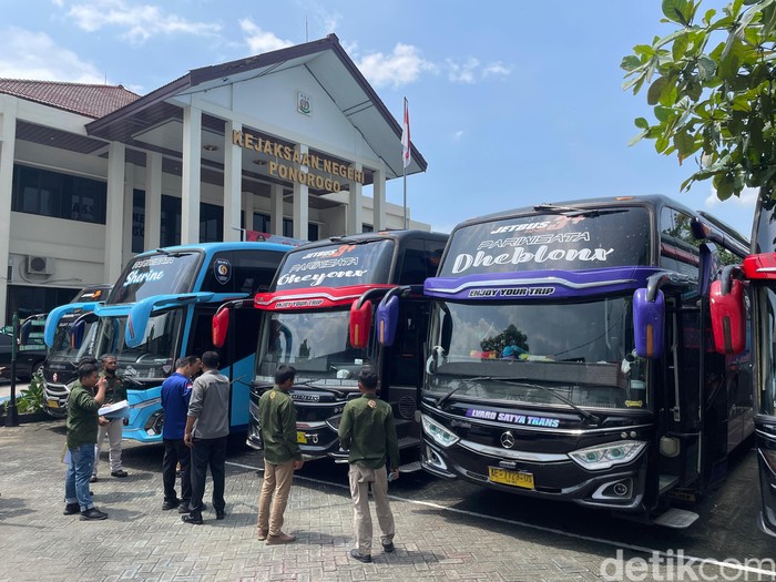 7 Bus disita barang bukti korupsi dana BOS Ponorogo