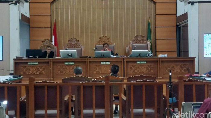 Ahli pihak Tom Lembong, pakar pidana Chairul Huda, memberi keterangan di sidang. (Rumondang Naibaho/detikcom)