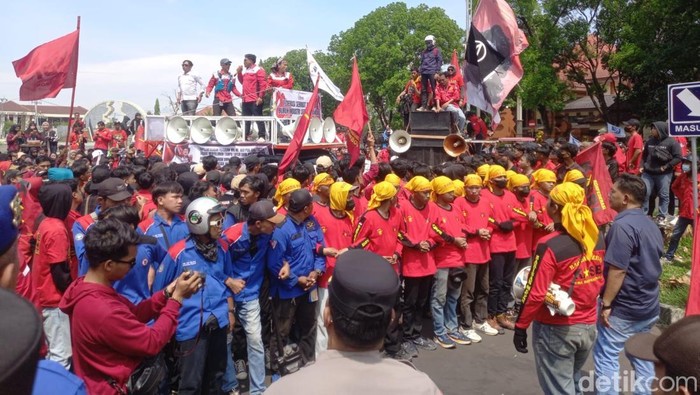 Aksi buruh saat menuntut kenaikan upah di Kabupaten Cirebon