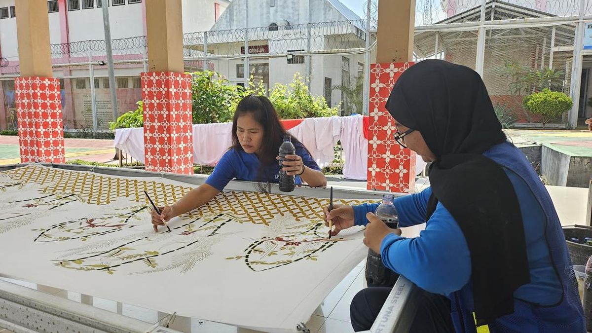 Aktivitas Terkini Mary Jane di Lapas Jogja: Pasang Pohon Natal-Membatik