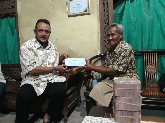 Anggota DPR RI dari PAN, Muhammad Hatta menyerahkan bantuan uang Rp 300 juta yang dijanjikan Menko Pangan untuk para peternak sapi perah di UD Pramono, Singosari, Mojosongo, Boyolali, Kamis (21/11/2024) petang.