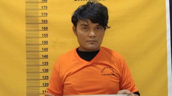 Aprizal, pria yang membunuh istrinya di Pekanbaru, Riau ditangkap. (Dok Satreskrim Polresta Pekanbaru)