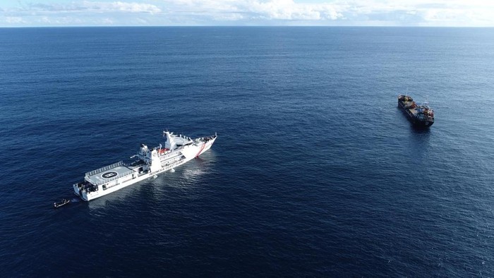 Bakamla RI berikan pertolongan kepada MV Lena yang mengalami kerusakan di perairan Natuna Utara.