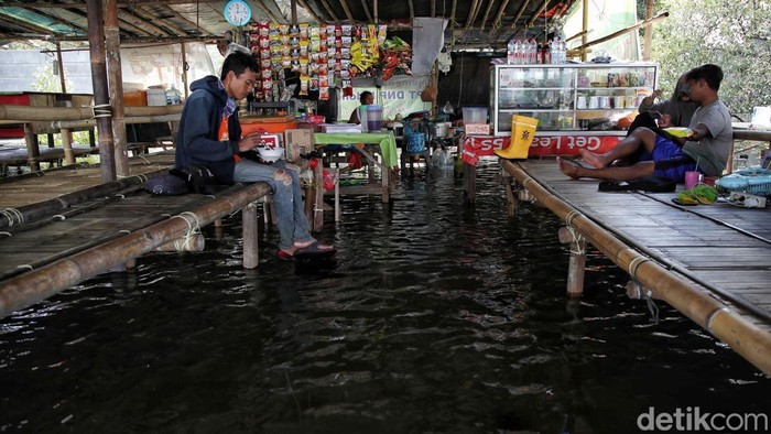 Banjir rob menerjang sejumlah wilayah di pesisir Jakarta. Salah satunya di Pantai Marunda, Cilincing, Jakarta Utara.