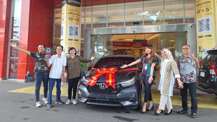 Bank Mega Mataram Transmart memberikan hadiah utama mobil Brio Satya kepada Ang Kiao Kong, nasabah prioritas dari Mataram, Kamis sore (21/11/2024). (Nathea Citra/detikBali)